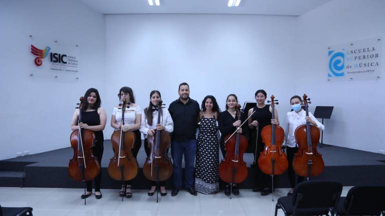 Alumnos de violonchelo y de clarinete en la Escuela Superior de Música del Instituto Sinaloense de Cultura finalizan su curso.