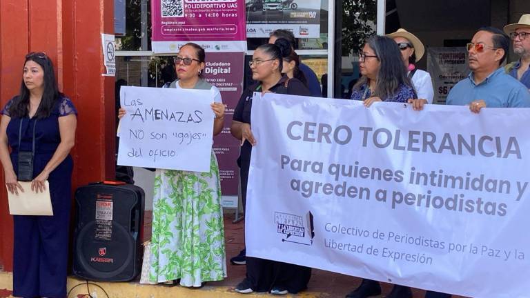 La periodista Sheila Arias se manifestó frente a la Vicefiscalía para exigir que se investigue la denuncia por amenazas e intimidaciones en su contra.
