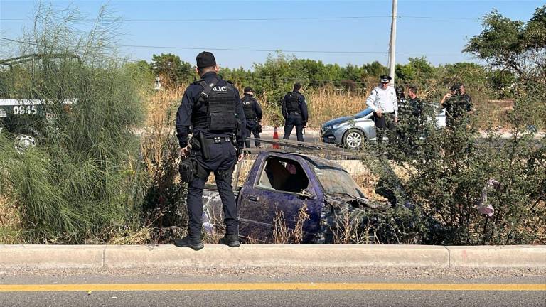 Una camioneta se accidentó sobre La Costerita, en Culiacán, y el chofer se encuentra grave.