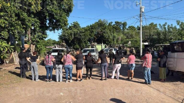 Habitantes de Laguna Colorada denuncian presuntos abusos durante un operativo federal en Culiacán.