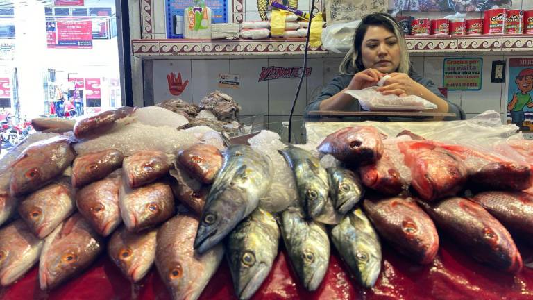 Los vendedores de pescado creen que cada vez son más las personas que se olvidan de las tradiciones de no comer carnes rojas.