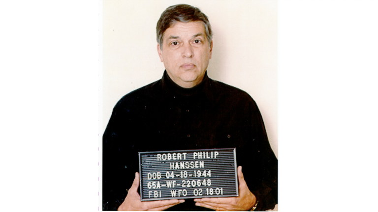 Hanssen fue arrestado en 2001 y se declaró culpable de vender material altamente clasificado a la Unión Soviética.