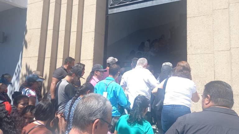 Un numeroso grupo de desplazados acudió este domingo al informe de labores de la Comisión de Defensa de los Derechos Humanos de Sinaloa, donde estuvo presente el Gobernador Rubén Rocha Moya.