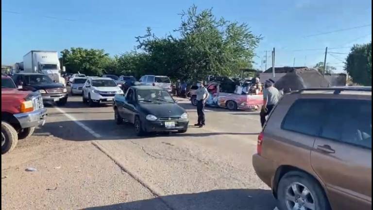 Acuerdan damnificados de La Concha con Quirino levantar bloqueo de carretera Mazatlán-Tepic