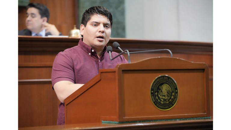Pedro Villegas Lobo informó que sostendrá el pago de colegiaturas a una trabajadora del Congreso del Estado.
