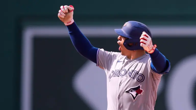 Brandon Valenzuela celebra tras su doblete productor de una carrera.