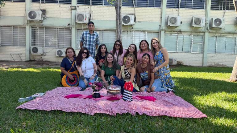 Compañeros de la Facultad de Psicología celebran con Diana García su cumpleaños.