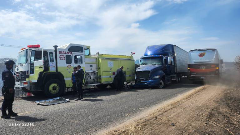Unidad de Bomberos de Escuinapa fue impactada por un tráiler mientras atendía una emergencia este sábado.