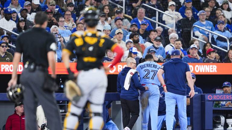 Vladimir Guerrero Jr. sale del juego ante los Piratas tras ser golpeado.