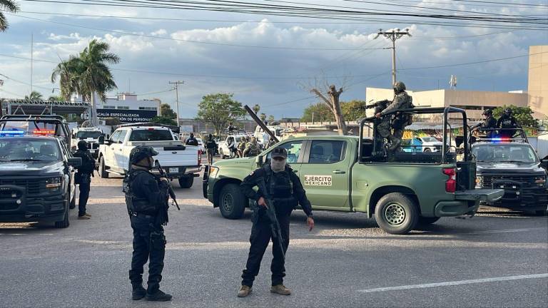 Tras la riña en el penal de Aguaruto, elementos del Ejército, Guardia Nacional y policías resguardaron el lugar para contener la situación.
