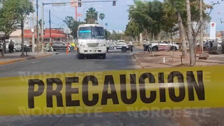 Un adulto mayor muere tras ser arrollado por camión urbano al intentar cruzar bulevar en Los Mochis.