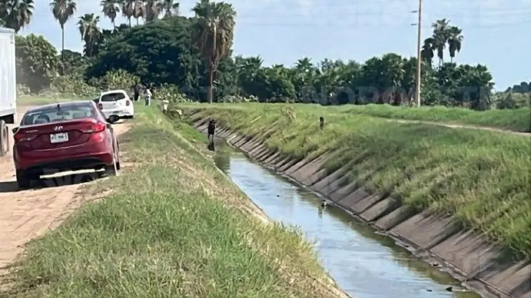 Un motociclista fue encontrado sin vida en el interior de un canal de riego en Navolato.
