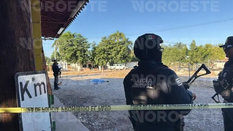 Policías resguardaron el área donde Miguel David fue atacado frente a un negocio de pollos.