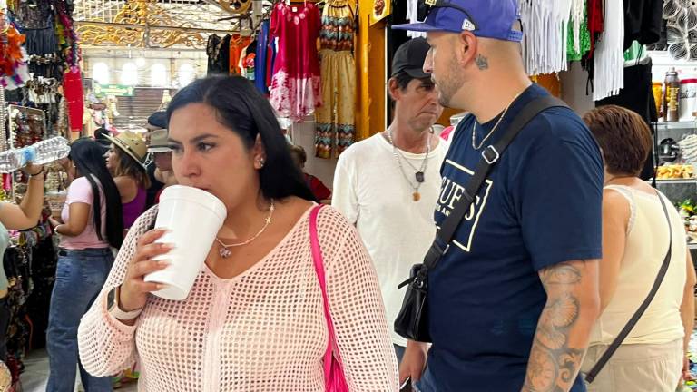 El intenso calor obligó a locales y turistas a buscar sombra, mantenerse hidratados y evitar actividades al aire libre.
