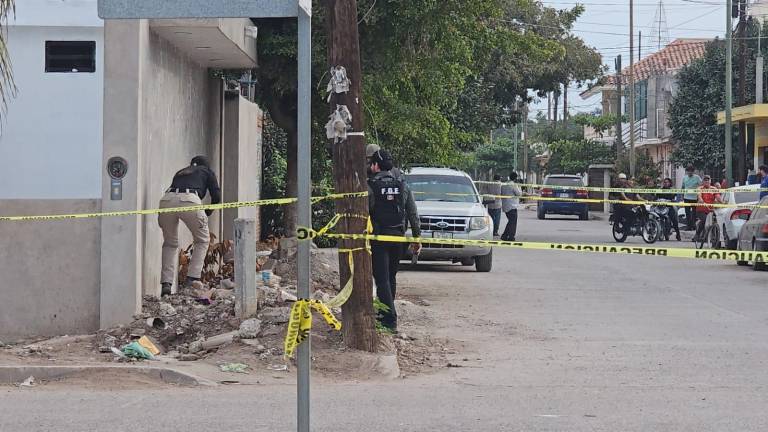 Militares y peritos de la Fiscalía estatal acudieron al sitio donde fue hallado el cuerpo en la sindicatura de Villa Benito Juárez.