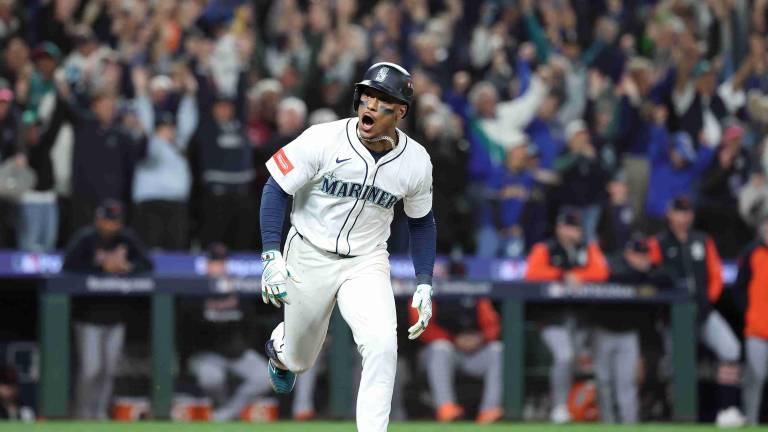 Jorge Polanco pega el sencillo del triunfo.