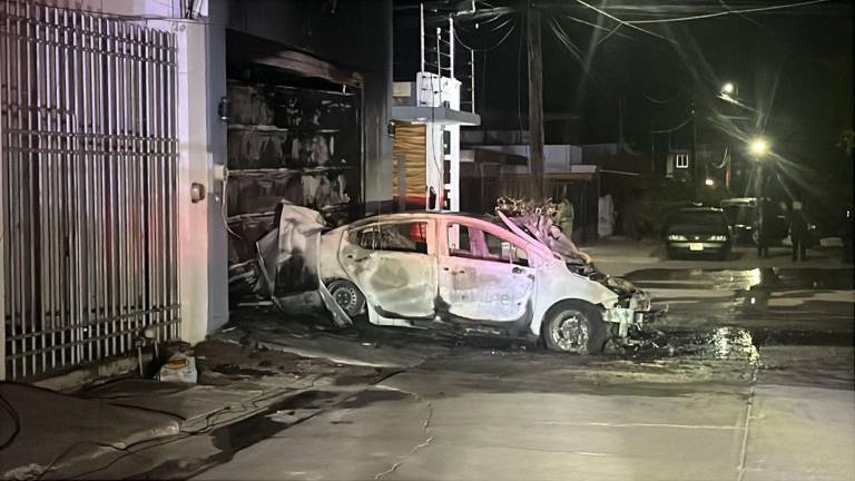Un incendio fue provocado tras el ataque contra una vivienda en el sur de Culiacán.
