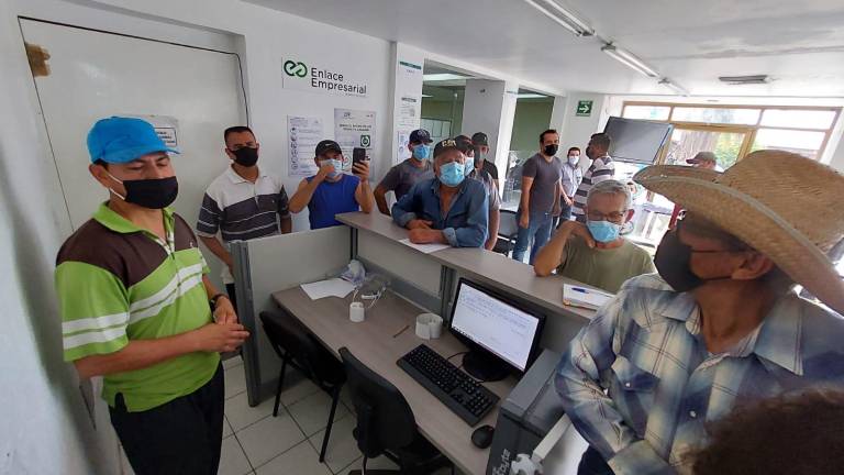 Habitantes de Nío acuden a la CFE en Guasave, para pedir que se solucionen las fallas de energía eléctrica en su comunidad.