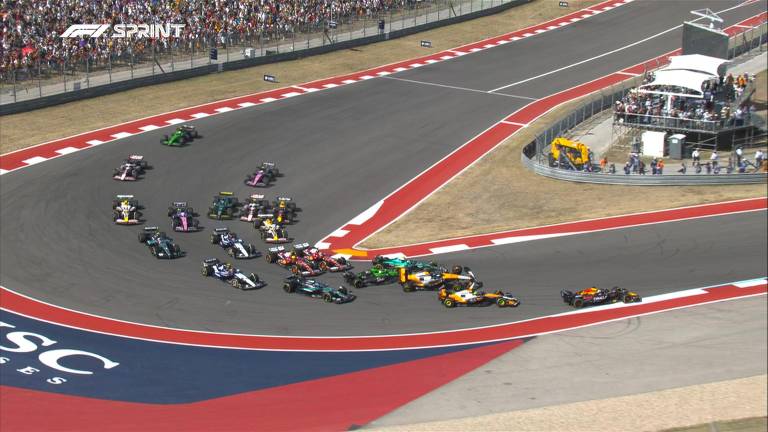 El neerlandés Max Verstappen se impuso en Austin tras una carrera accidentada con cinco abandonos y múltiples incidentes.