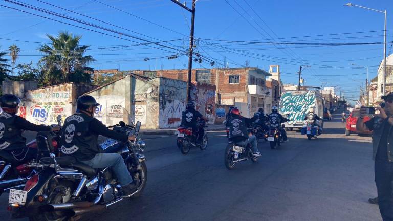 Miembros del Motoclub Mazatlán escoltaron al vehículo que llevó a las niñas del Orfanatorio Mazatlán a un recorrido por la ciudad y un desayuno en La Noria.
