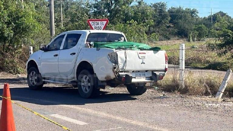 La camioneta fue localizada en el libramiento Benito Juárez, conocido como La Costerita, a la altura del kilómetro 14 en Navolato.