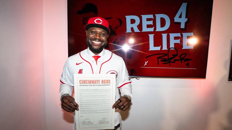 Brandon Phillips firmó contrato de un día para poderse retirar oficialmente como parte de los Rojos de Cincinnati.