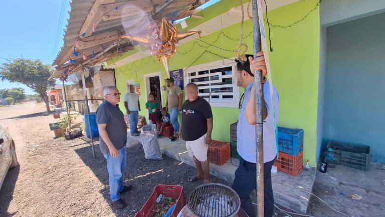 El Alcalde de Escuinapa, Víctor Manuel Díaz Simental, estuvo recientemente en la comunidad de Tecualilla, acechada por la violencia.