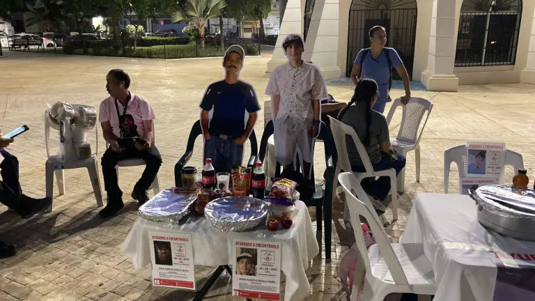 Las familias colocaron sobre las mesas la comida favorita de sus seres queridos desaparecidos, algunas de ellas sushi, tacos dorados, frituras, refrescos, jugos, cervezas y hasta una botella de vino.