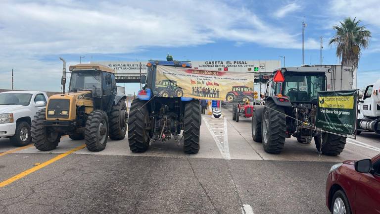Protesta de productores agrícolas de Sinaloa en la caseta de cobro El Pisal, en Navolato.