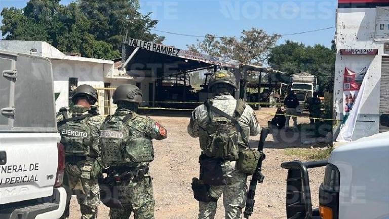 Personal pericial y del Ejército Mexicano resguardaron el taller en Navolato donde se localizaron los cuerpos.