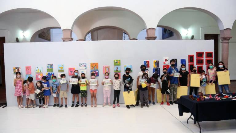 Los pequeños, en la foto del recuerdo, en la culminación del taller de Pascua ‘Reencuentro con el arte’.