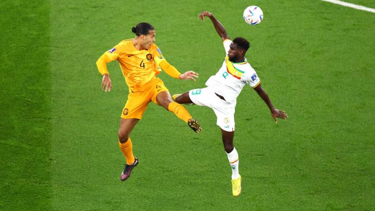 Virgil van Dijk y Boulaye Dia disputan la posesión del esférico en el encuentro entre Países Bajos y Senegal.