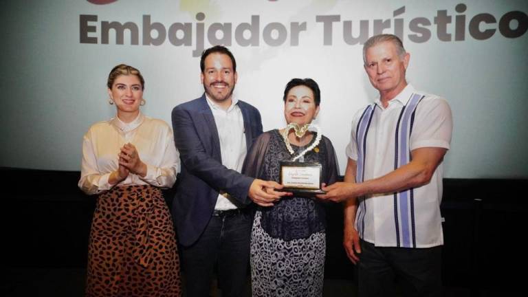 La empresaria Cleofas Elina Benítez Ibarra recibe el galardón de Sectur por destacada trayectoria como Embajadora Turística de Sinaloa en el ámbito de la gastronomía.