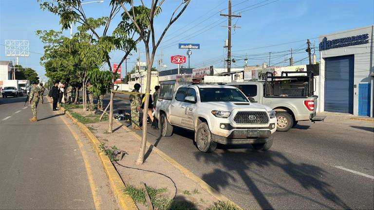 El hecho donde murió un policía estatal y resultaron heridos dos elementos de la Guardia Nacional sucedió en la madrugada del viernes sobre la Calzada Aeropuerto, en Culiacán.