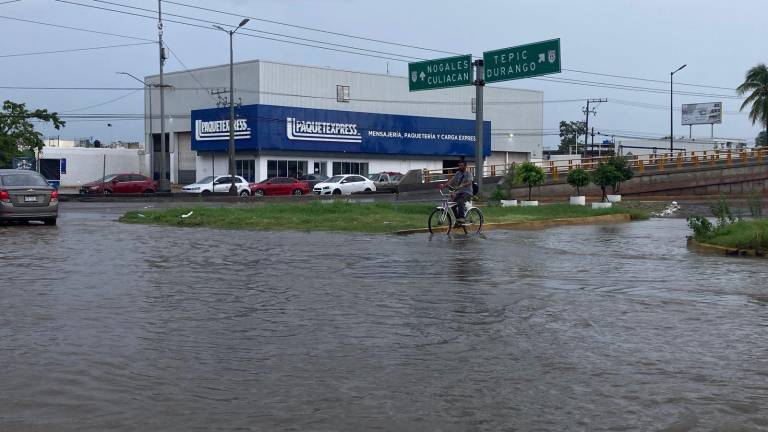 Distintas zonas de Mazatlán registran inundaciones y encharcamientos.