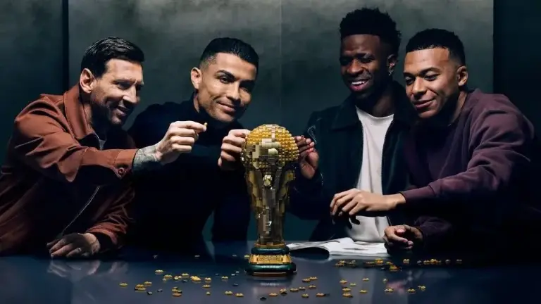 Lionel Messi, Cristiano Ronaldo, Vinícius Júnior y Kylian Mbappé se “pelean” la Copa del Mundo en el comercial.