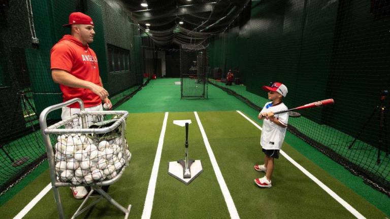 Mike Trout y Eli Velasquez, de 7 años, compartieron práctica de bateo, entre otras cosas, en el Angel Stadium.