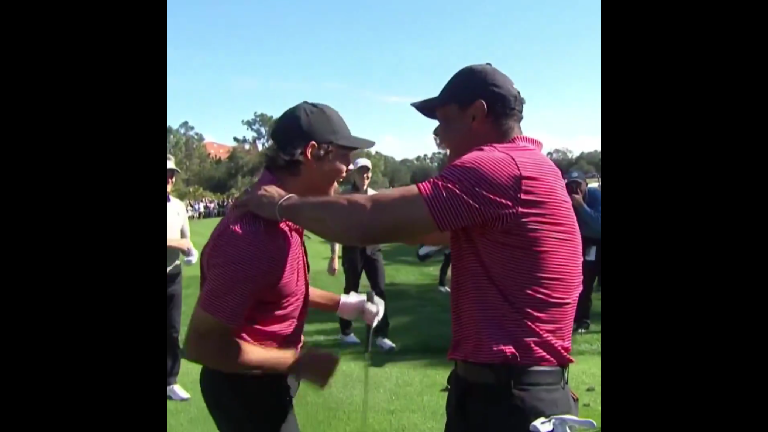 Tiger Woods no puede ocultar la alegría del hoyo en uno de su hijo.