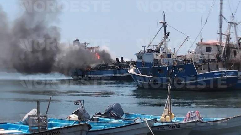 Un buque se incendió este jueves en un astillero de Mazatlán donde se estaba desmantelando.