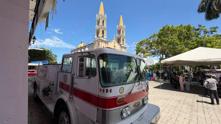 El Gobierno de Mazatlán recibió en donación un camión de Bomberos de Ataque Rápido y entregaron una camioneta a Bomberos Veteranos.