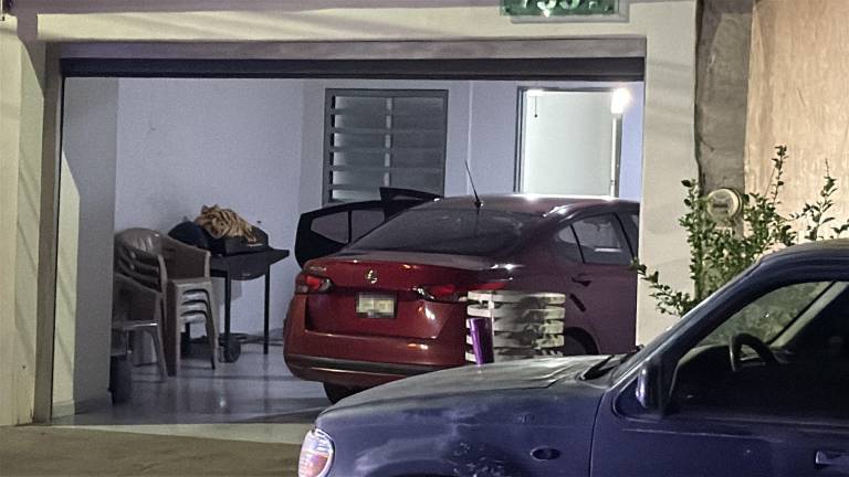Una casa y un vehículo presentaron impactos de bala tras el ataque registrado en el fraccionamiento Las Terrazas, en Culiacán.
