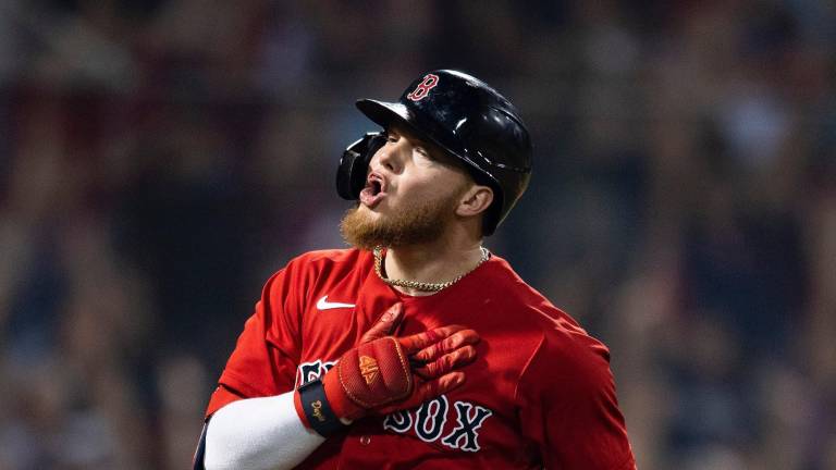 Los Padres de San Diego anunciaron la firma del jardinero Alex Verdugo con un contrato de Ligas Menores.