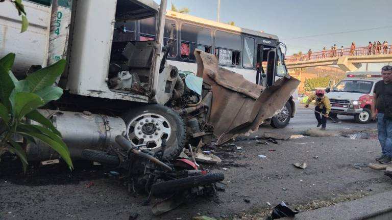 El accidente se reportó en los carriles al sur de la carretera Internacional en la colonia Urías.