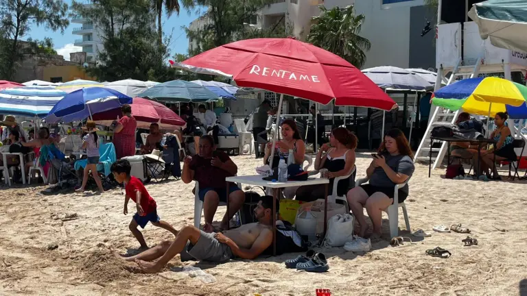 Sombrillas y mobiliario vuelven a ocupar parte de la franja de arena en la Playa Pinitos.
