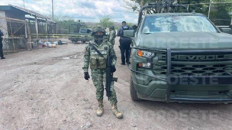 Elementos de seguridad resguardan el área del hallazgo en el acceso al relleno sanitario en Lomas de Rodriguera.