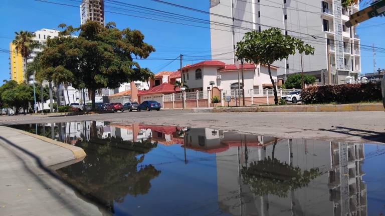 Las lluvias han afectado banquetas, muebles y hasta automóviles estacionados afuera de las tiendas.