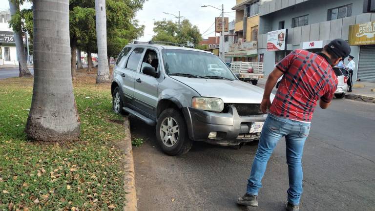 Chocan auto y una camioneta en la Colonia Jorge Almada, en Culiacán