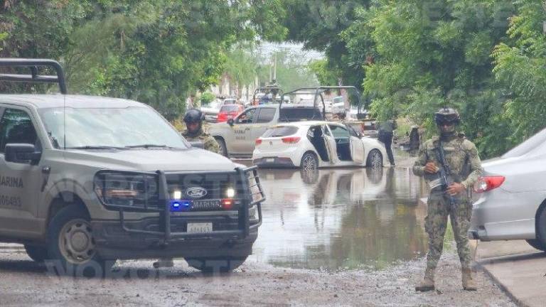 Elementos de la Semar resguardaron la zona en la colonia Pemex tras el hallazgo del hombre agredido.