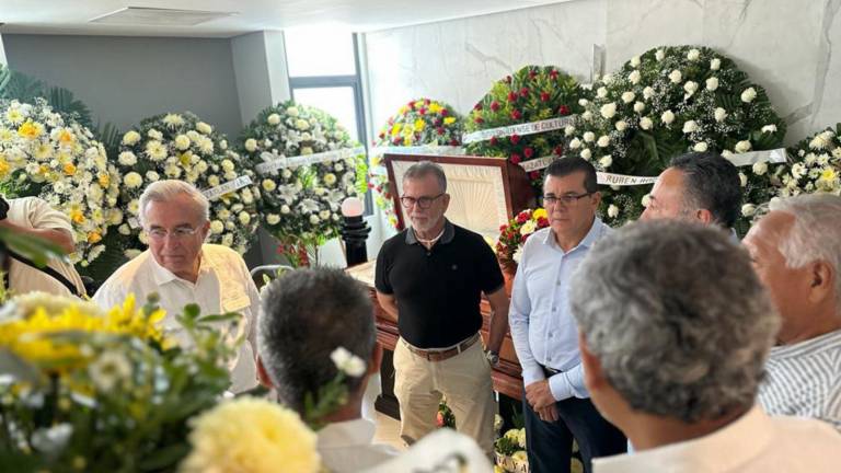 El Gobernador Rubén Rocha Moya acudió la mañana de este miércoles a la funeraria Renacimiento para presentar sus condolencias a familiares y amigos de López Sáenz.