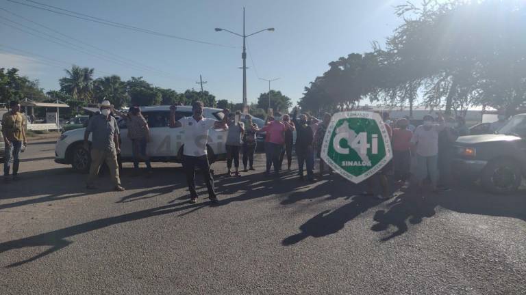 Pobladores de Villa Juarez bloquean carretera Culiacán-Navolato, piden agua potable